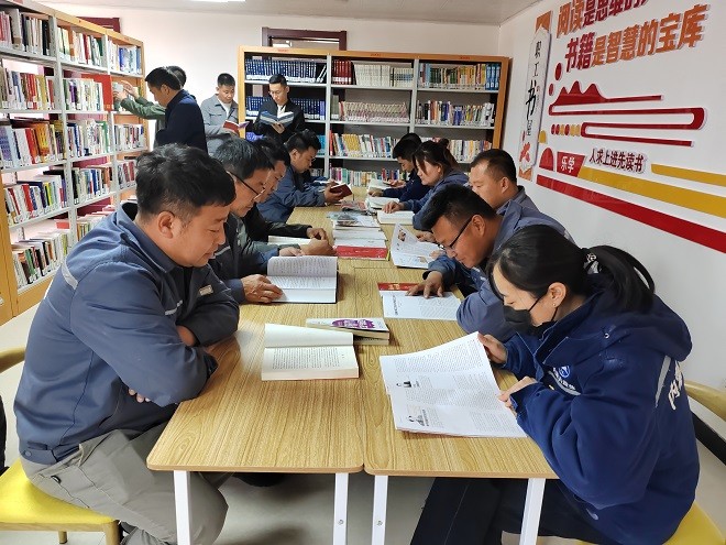 額鹽公司黨委組織開展“感黨恩 聽黨話 跟黨走”—母親湖畔閱經典，共筑書香額鹽主題黨日活動