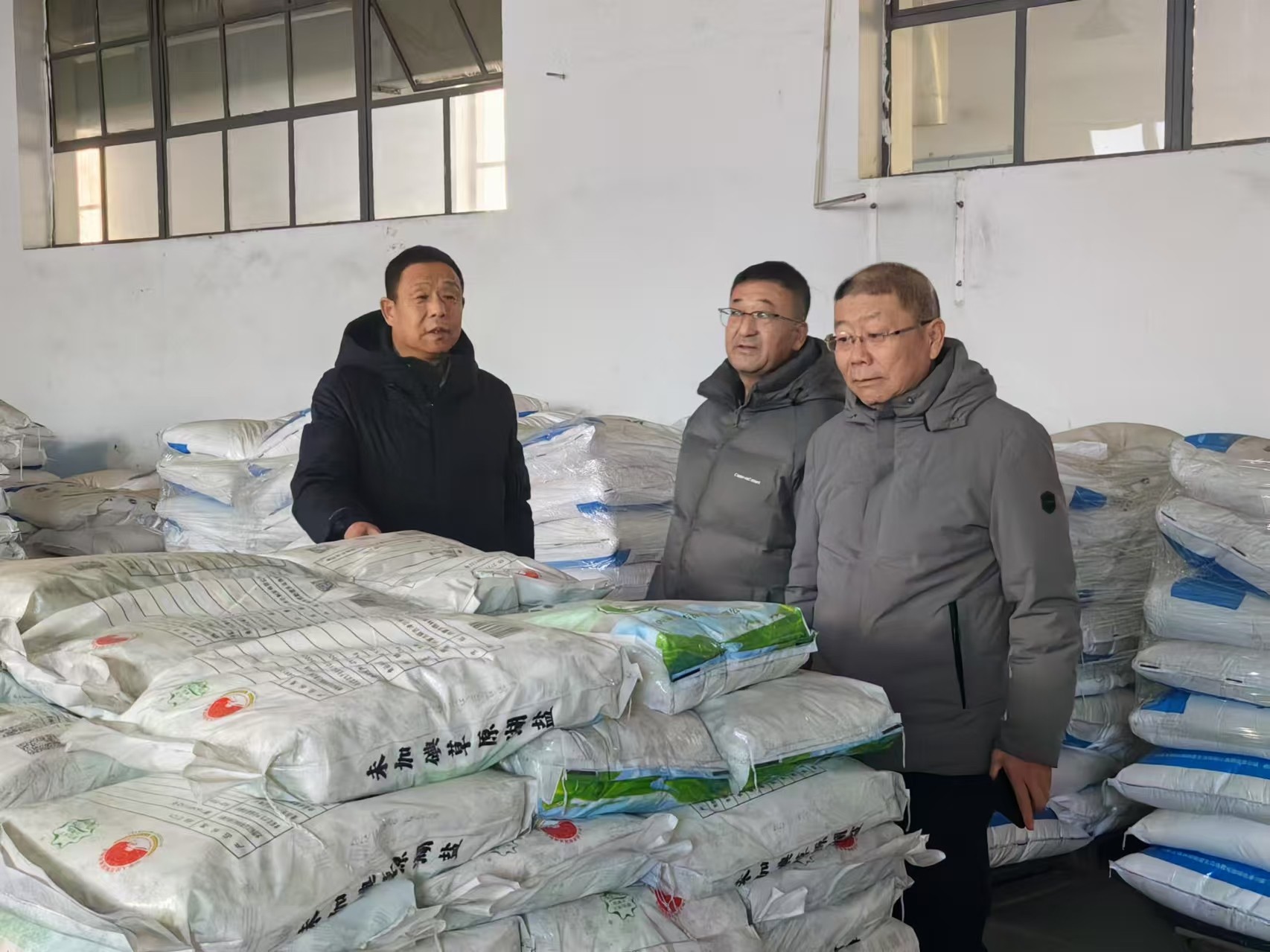 錫盟鹽業(yè)公司、額鹽公司聯(lián)合對張家口經(jīng)營部進(jìn)行市場調(diào)研和年度經(jīng)營考核