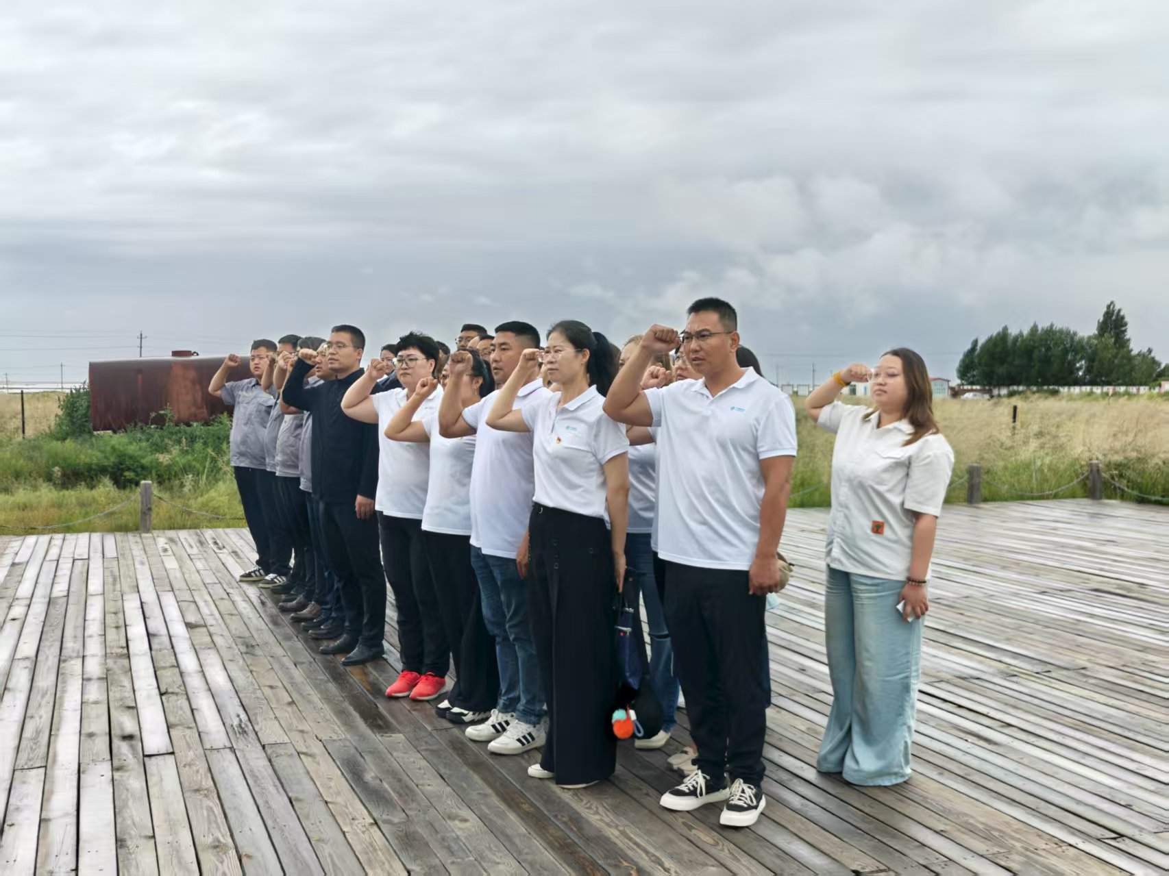 額鹽公司黨支部與東烏旗移動公司黨支部聯合開展“感黨恩，聽黨話，跟黨走”群眾教育實踐活動暨“銘記烽火歲月，傳承紅色基因”主題黨日活動